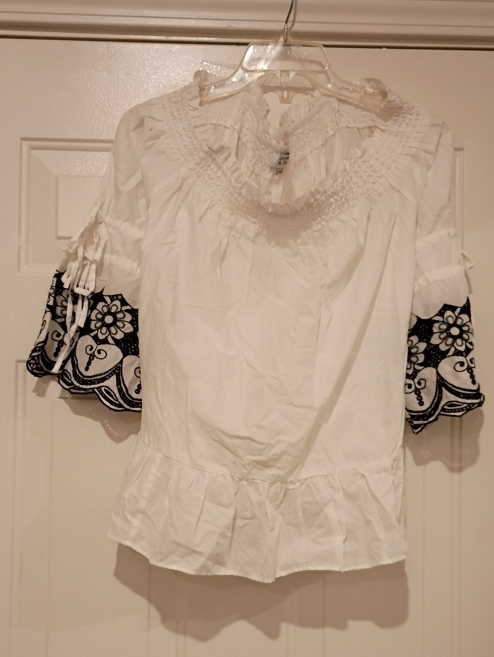 crown & ivy White Peasant Blouse with Black Embroidered Sleeves